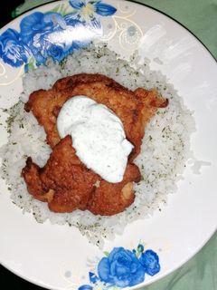 Rántott csirkemell tejfölös bundában sült, kapros mártással, rizzsel recept fotója
