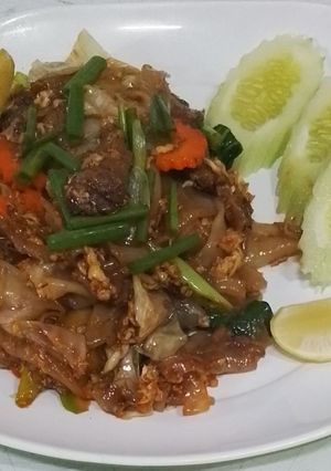 A picture of Pad See Ew with Beef.