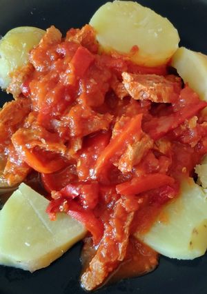 Une photo de PST (protéines de soja texturé) à la basquaise (vegan)