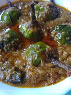 खान्देशी वांग्याची भाजी/एक टांगी मुर्गी (khandeshi vangyachi bhaji recipe in marathi) रेसिपी चे मुख्य फोटो