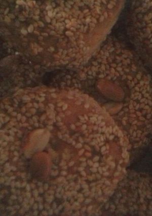 صورة لوصفة كعك ابو السمسم وزينته بالفستق