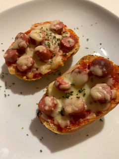 Una foto de Panini con salchichas y queso