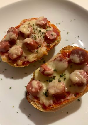 Una foto de Panini con salchichas y queso