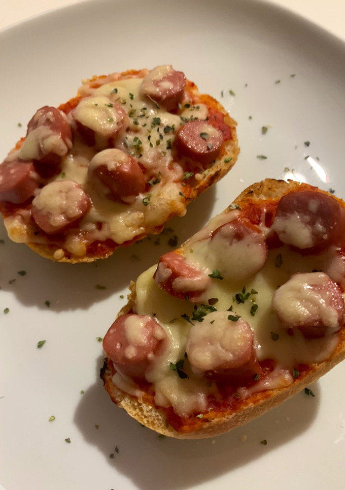 Una foto de Panini con salchichas y queso