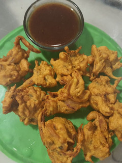 કાંદા ભજીયા(kanda na bhajiya recipe in Gujarati) રેસીપી મુખ્ય ફોટો