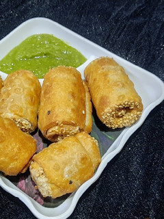 A picture of Aloo samosa roll.