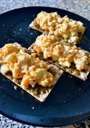Hình của món Cracker Với Sốt Pesto Và Trứng Luộc.