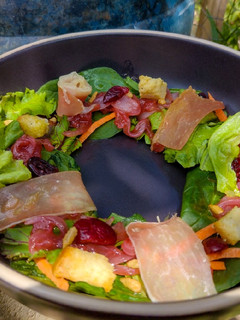 Una foto de Ensalada con cebolla caramelizada de fresa🍓