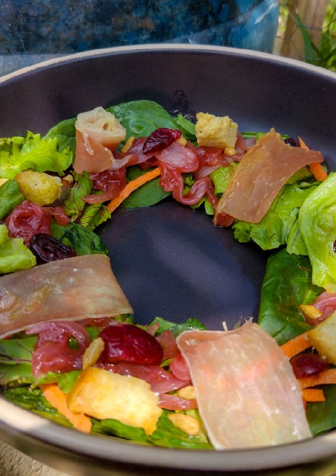 Una foto de Ensalada con cebolla caramelizada de fresa🍓