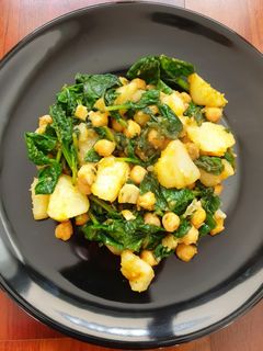 Una foto de Espinacas con garbanzos y patatas