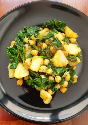 A picture of Spinach with Chickpeas and Potatoes.