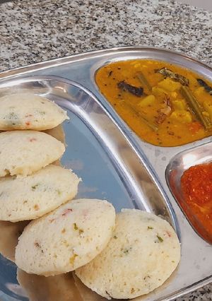 A picture of Mixed Dal Idli with Instant Sāmbar.