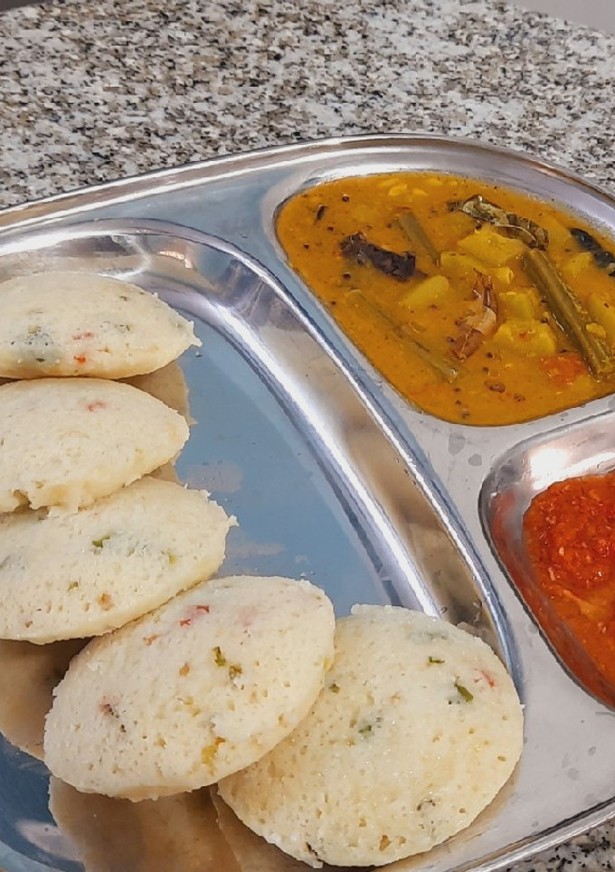 A picture of Mixed Dal Idli with Instant Sāmbar.