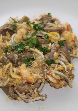 Una foto de Revuelto de setas, gambas y gulas