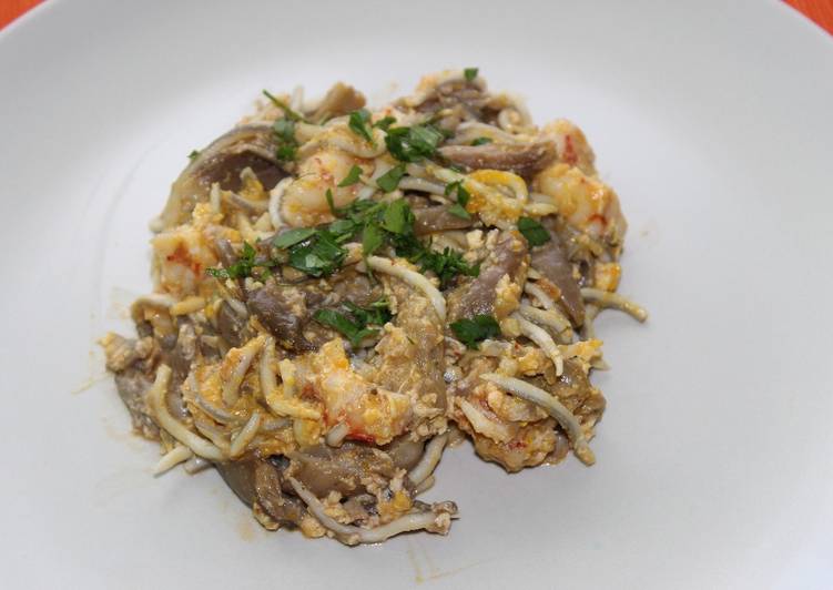 Revuelto de setas, gambas y gulas