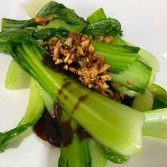 A picture of Stir-fry Bok Choy with crispy garlic and oyster sauce.