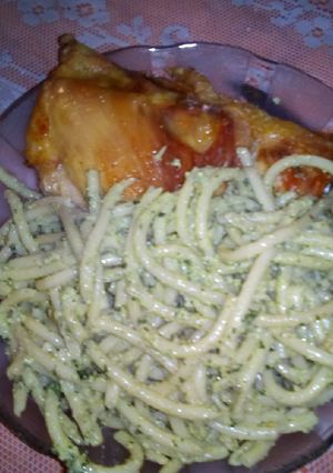 Una foto de Fideos al pesto con pollo 🍝🍗
