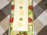 Pastel frío de pan de molde con salmón y guacamole