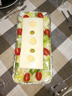 Una foto de Pastel frío de pan de molde con salmón y guacamole