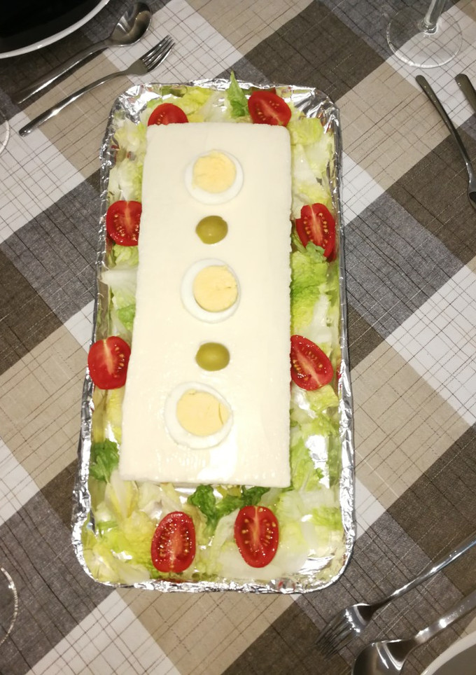 Una foto de Pastel frío de pan de molde con salmón y guacamole