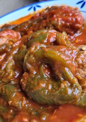 Une photo de Dolma felfel / poivrons farcis 🫑 à la viande hachée en sauce tomate 🍅