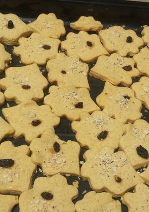 A picture of Cookies with raisin.