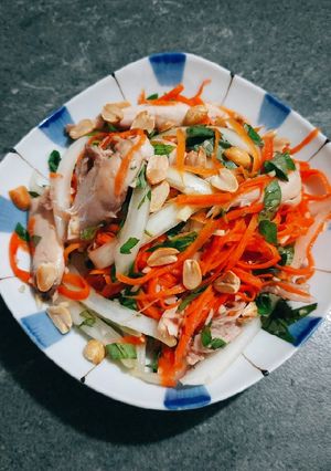Hình của món Nộm thịt gà hành tây.
