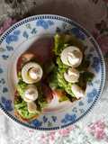 Tostadas con aguacate, palmitos, lechuga y mayonesa