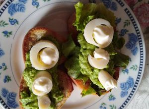 Una foto de Tostadas con aguacate, palmitos, lechuga y mayonesa