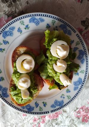 Una foto de Tostadas con aguacate, palmitos, lechuga y mayonesa