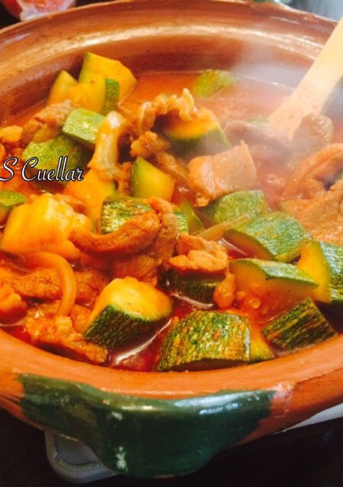 Una foto de Carne de Cerdo con Calabacitas💖💖