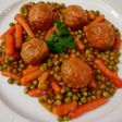 Albóndigas con guisantes y zanahorias