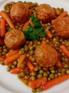 Una foto de Albóndigas con guisantes y zanahorias