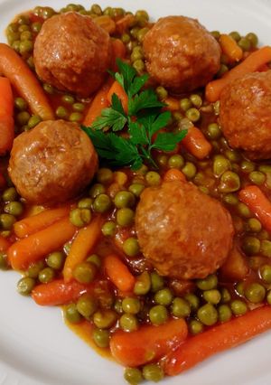 Una foto de Albóndigas con guisantes y zanahorias