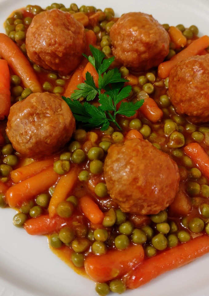 Una foto de Albóndigas con guisantes y zanahorias