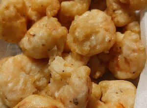 Una foto de Langostinos en tempura de cerveza
