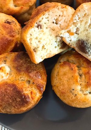 Une photo de Muffins chèvre, raisins, noix, herbes de Provence