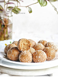 A picture of Peanut Coconut Ladoos.
