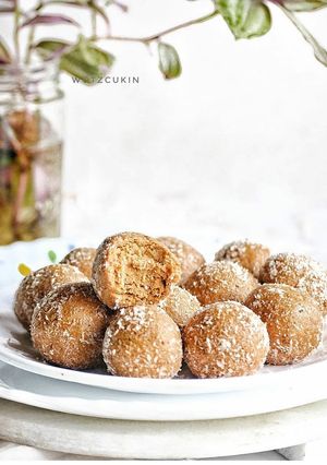 A picture of Peanut Coconut Ladoos.