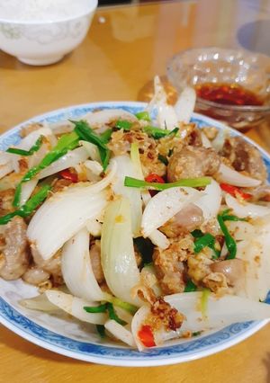 Hình của món Bao tử cá basa xào hành tây.