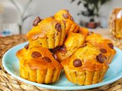 Una foto de muffins de avena y manzana