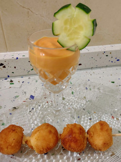 Una foto de Gazpacho y croquetas de jamón