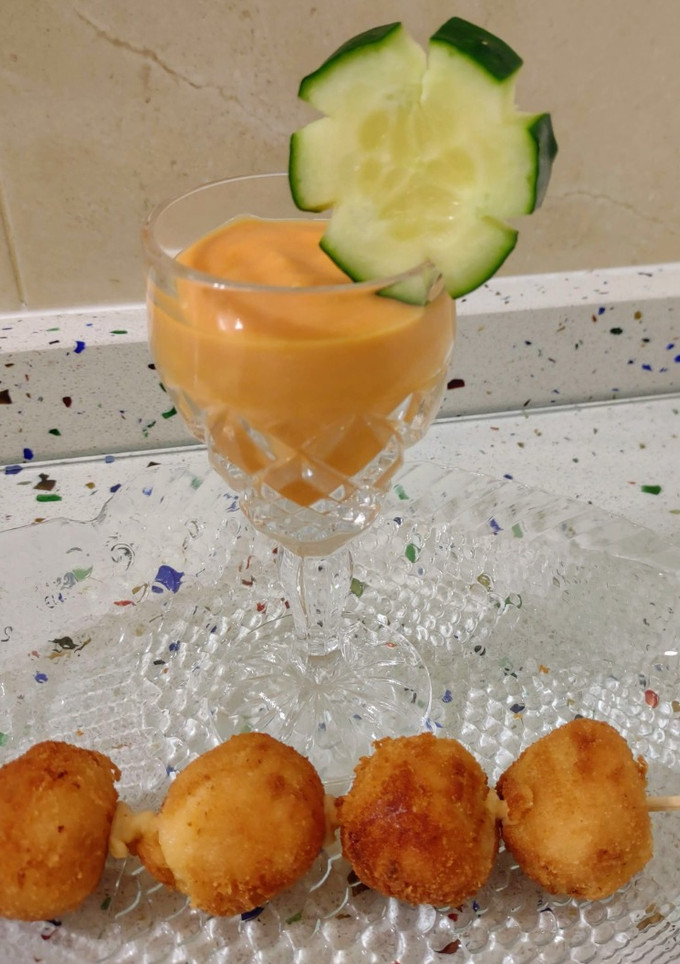 Una foto de Gazpacho y croquetas de jamón