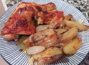 Foto principal de Muslos de pollo asados con gajos de patata