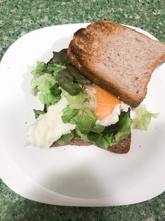 Una foto de Sándwich con huevo pochado
