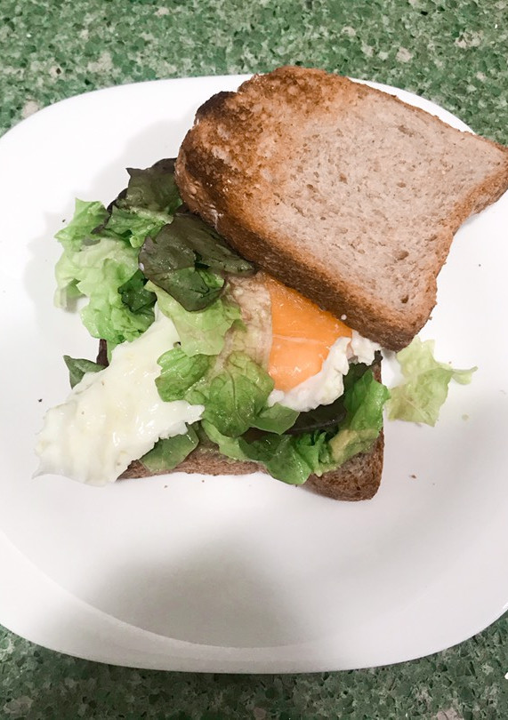 Una foto de Sándwich con huevo pochado
