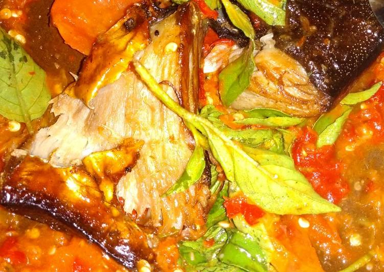 Cara Menyiapkan Penyet ikan pari panggang sambal kemangi Anti Ribet!