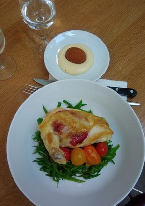 Une photo de Suprême de volaille au chorizo, pois gourmands et tomates confites…