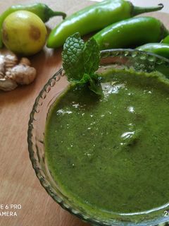 धनिया फुदीना चटनी(dhaniya pudina chutney recipe in hindi) रेसिपी मुख्य फोटो