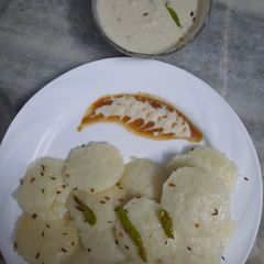A picture of Navratri special idli with coconut chutney.